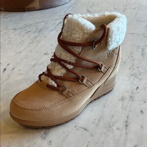 Sorel Women's Tan and White Winter Boots